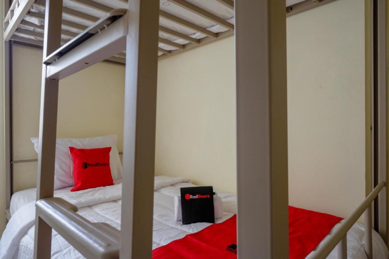 Reddoorz Hostel Near Kota Lama سيمارانغ المظهر الخارجي الصورة